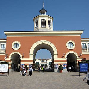 How to go and book a direct bus to Serravalle Outlet center.